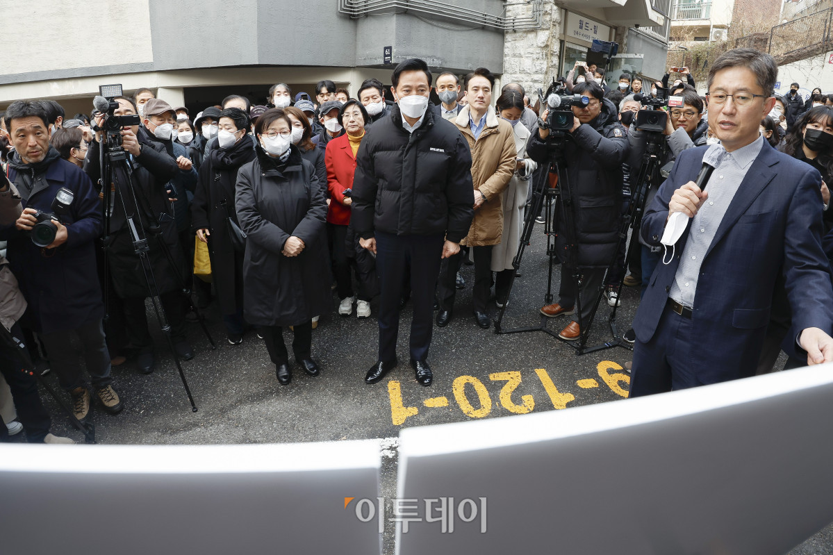 ▲오세훈 서울시장이 20일 서울 강북구 미아3동 130번지 일대 재개발 후보지를 방문해 관계자에게 재개발 대상지에 대한 설명을 듣고 있다. 조현호 기자 hyunho@