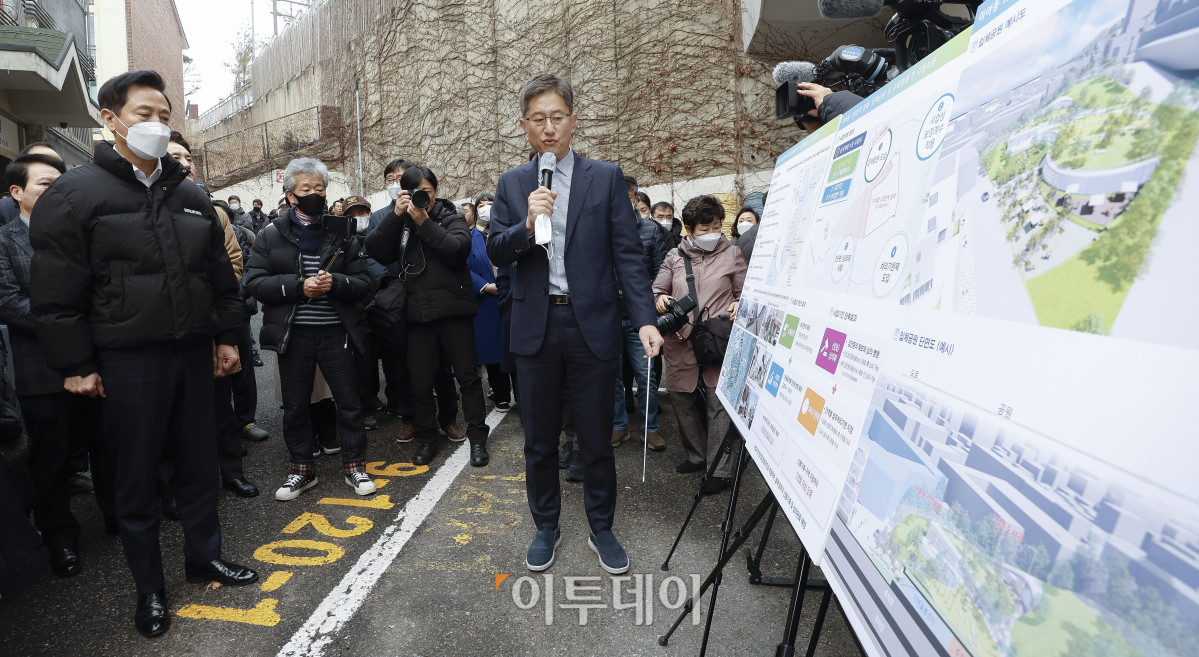 ▲오세훈 서울시장이 20일 서울 강북구 미아3동 130번지 일대 재개발 후보지를 방문해 관계자에게 재개발 대상지에 대한 설명을 듣고 있다. 조현호 기자 hyunho@