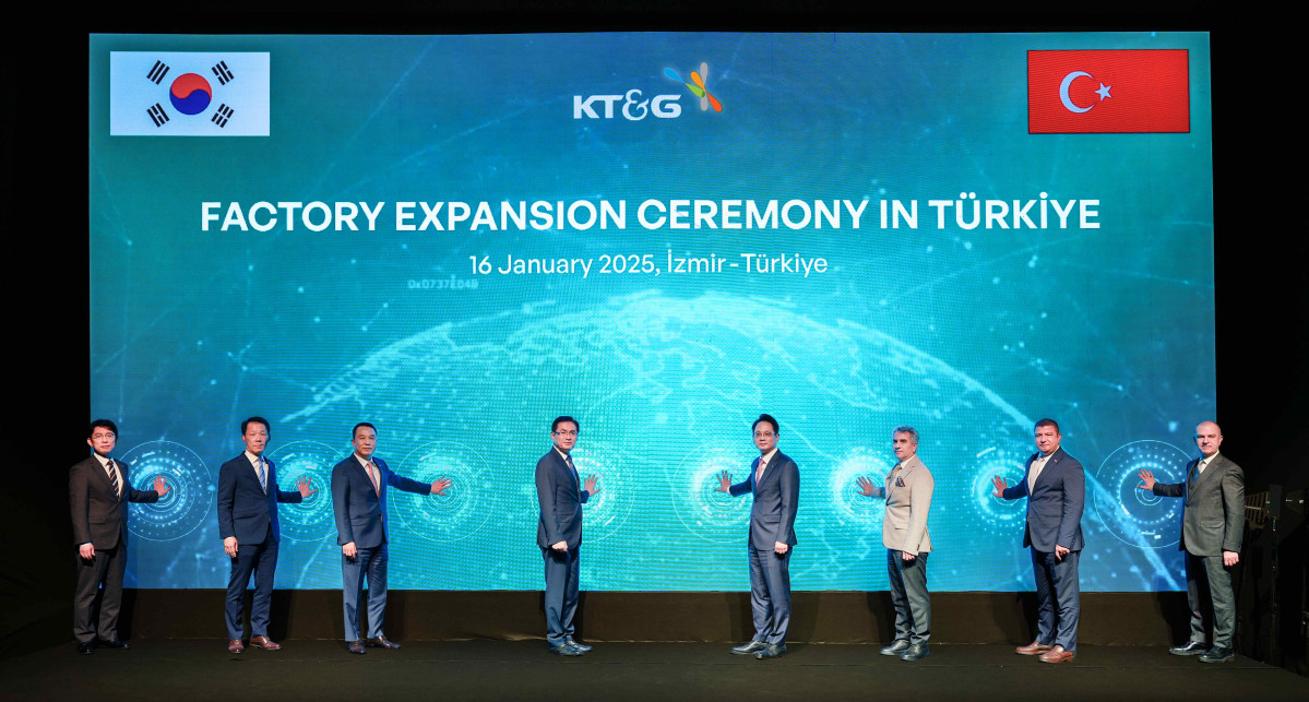 ▲KT&G가 지난 16일 ‘글로벌 톱 티어(Global Top-tier)’ 도약과 해외 사업 확장을 위한 튀르키예 공장 증설식을 개최했다. 사진은 튀르키예 이즈미르 주(州) 현지공장 증설식에 참석한 방경만 KT&G 사장(오른쪽 네 번째)과 부랄 카라귤 티레 지사(오른쪽 세 번째), 정연두 주튀르키예 대사(왼쪽 네 번째) 등 주요 관계자들이 기념사진을 찍고 있다. (사진제공=KT&G)