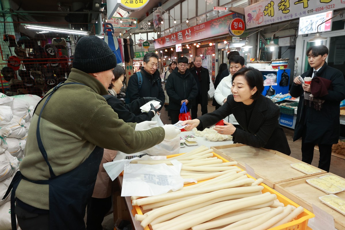 ▲오영주 중소벤처기업부 장관이 20일 대전 태평전통시장을 방문해 온누리 상품권으로 장을 보며 상인들을 격려하고 있다. (사진제공=중소벤처기업부)