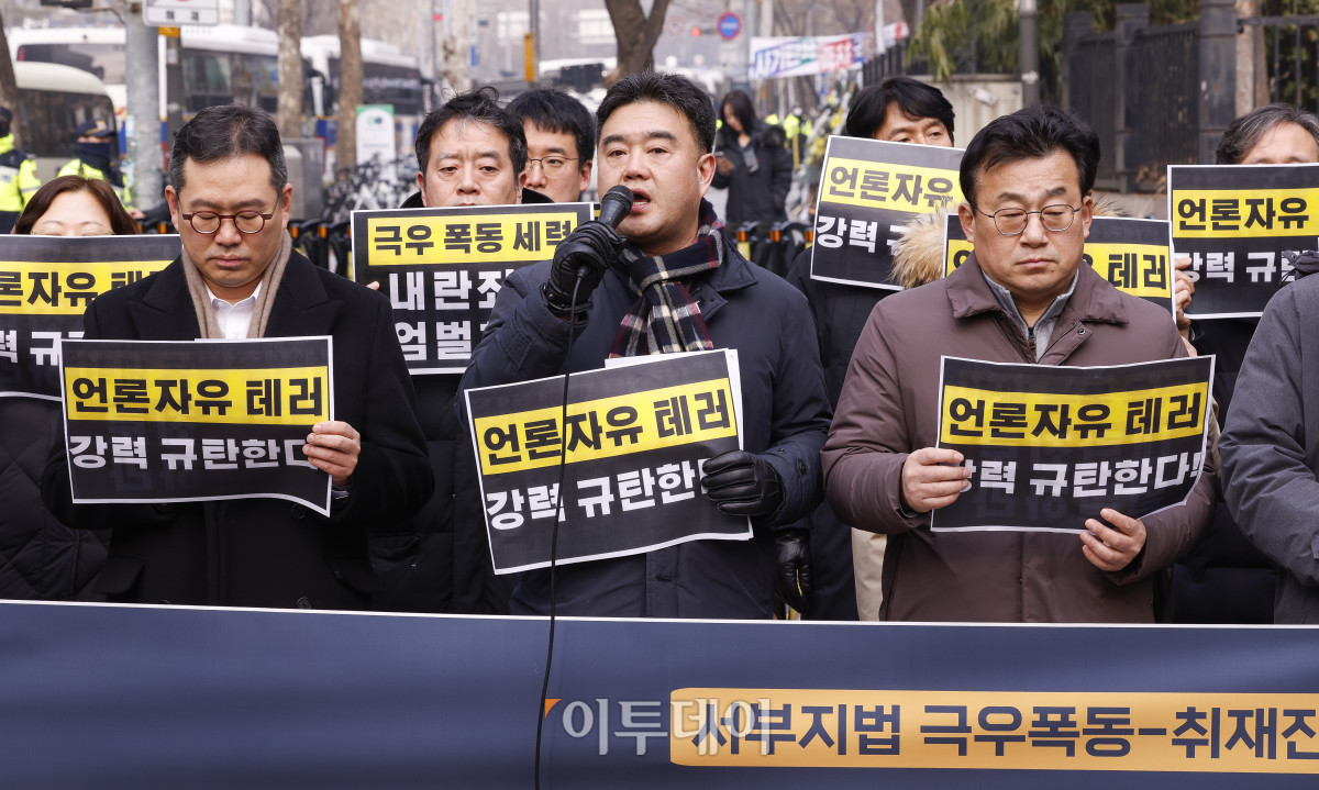 ▲이호재 한국사진기자협회장이 20일 서울 마포구 서울서부지방법원 앞에서 열린 서부지법 극우폭동·취재진 폭행 규탄 언론현업단체 긴급 기자회견에서 발언하고 있다. 조현호 기자 hyunho@