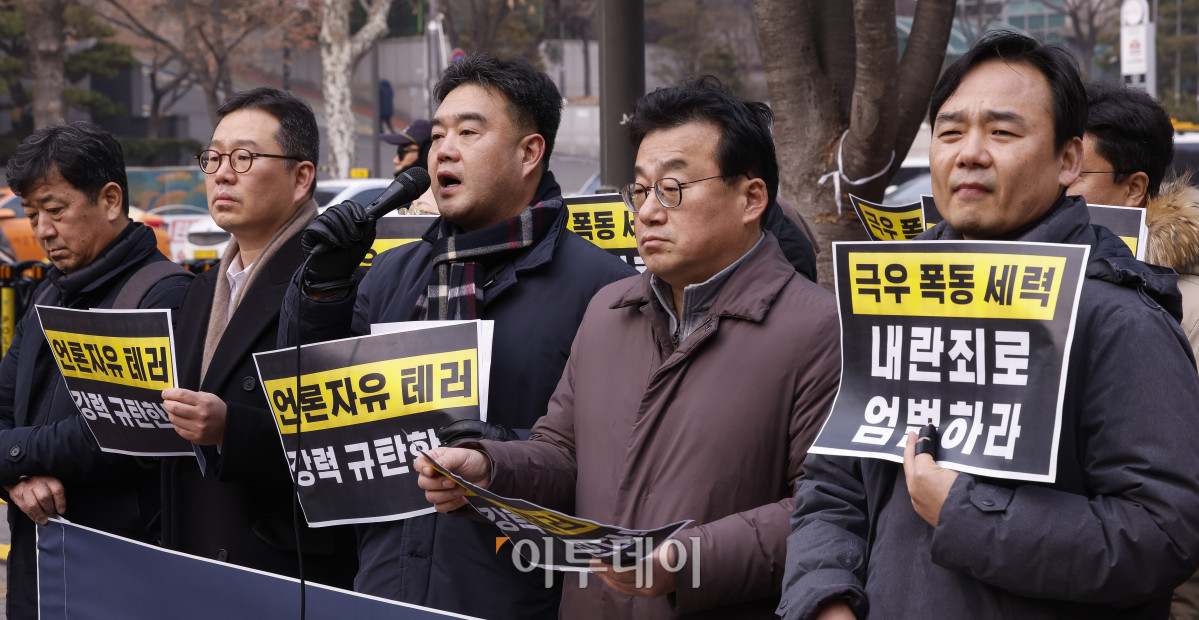 ▲이호재 한국사진기자협회장이 20일 서울 마포구 서울서부지방법원 앞에서 열린 서부지법 극우폭동·취재진 폭행 규탄 언론현업단체 긴급 기자회견에서 발언하고 있다. 조현호 기자 hyunho@