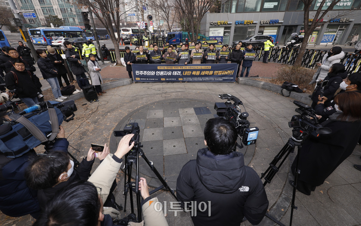 ▲윤창현 전국언론노동조합 위원장, 박종현 한국기자협회장, 이호재 한국사진기자협회장 등 언론현업단체가 20일 서울 마포구 서울서부지방법원 앞에서 서부지법 극우폭동·취재진 폭행 규탄 언론현업단체 긴급 기자회견을 하고 있다. 조현호 기자 hyunho@