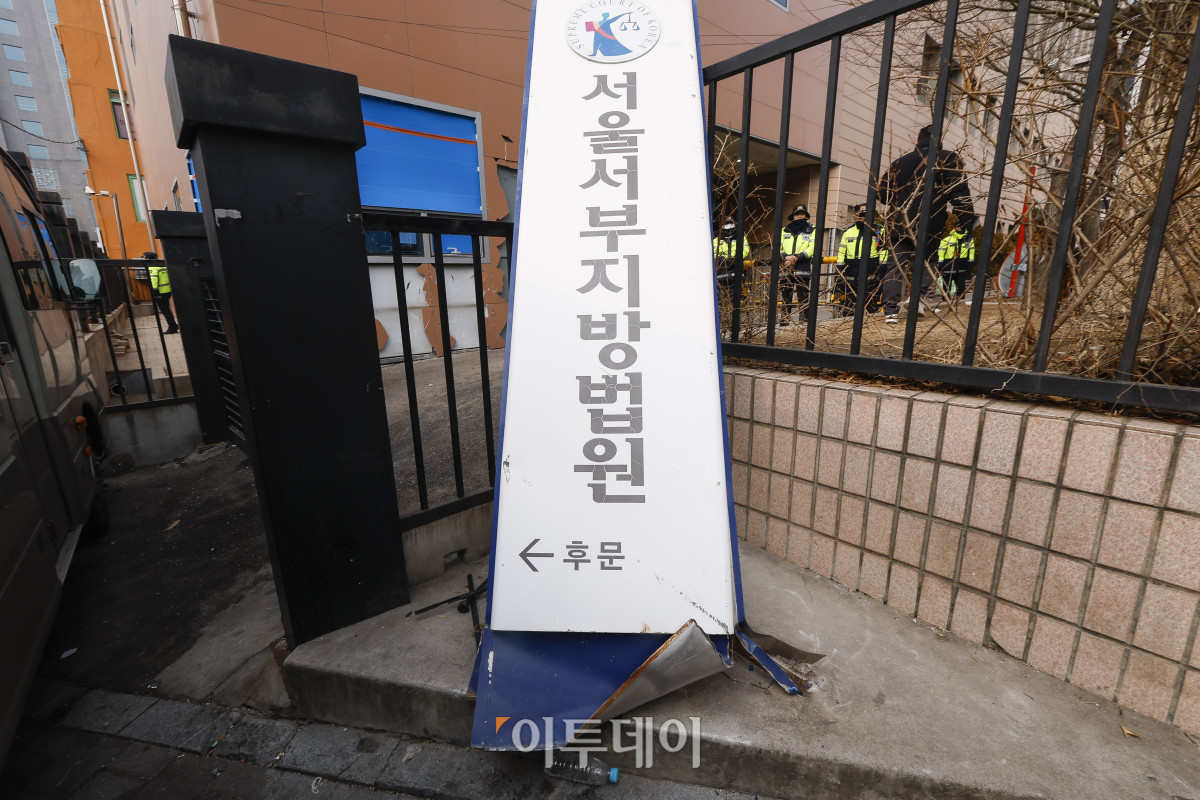 ▲20일 서울 마포구 서울서부지방법원 시설물이 윤석열 대통령 지지자들의 불법폭력사태로 파손되어 있다. 한편 윤석열 대통령의 구속영장 발부 직후 지지자들의 집단 난입과 불법폭력사태로 아수라장이 된 서부지법은 이날부터 정상운영에 들어간다. 다만 차량 운행은 불가능하고, 법원 출입 시 신분확인이 필요하다. 조현호 기자 hyunho@