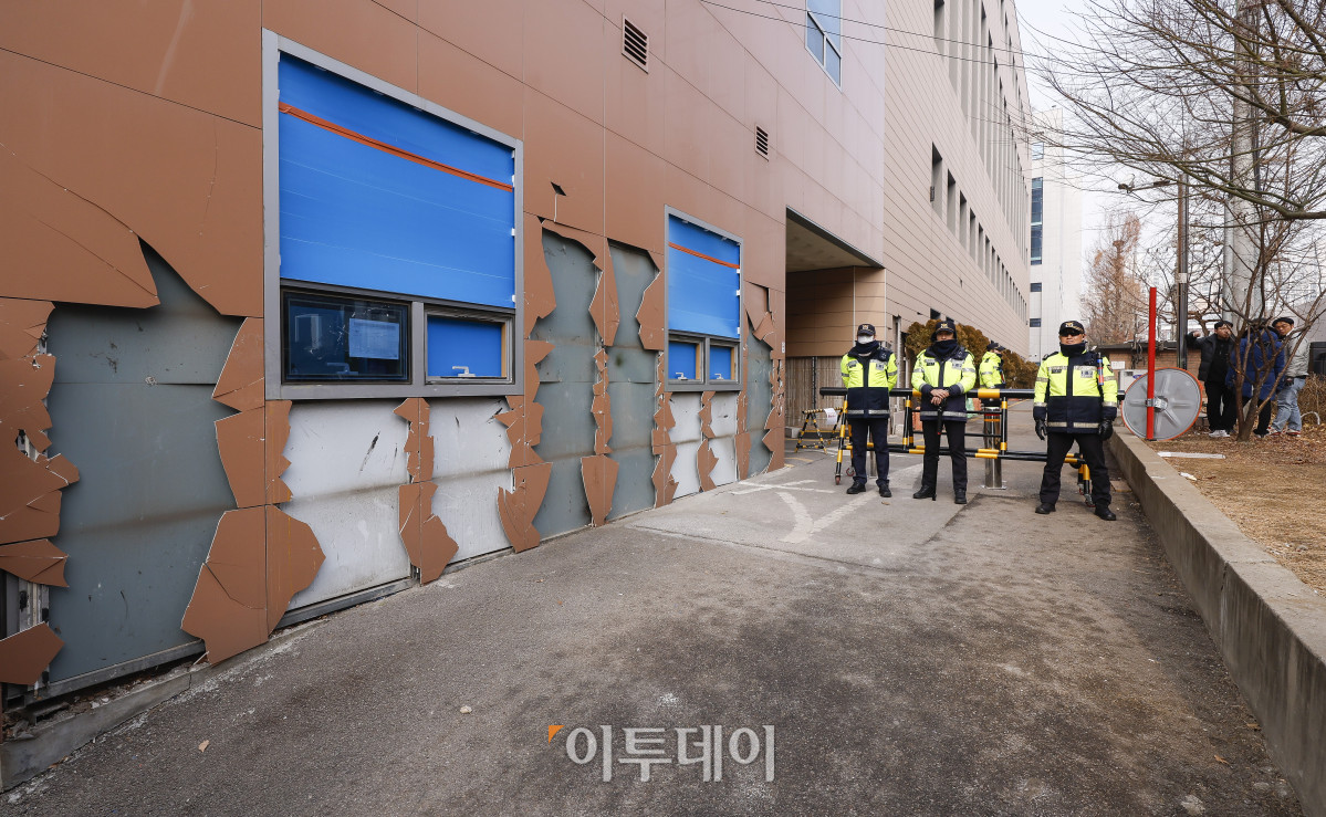 ▲20일 서울 마포구 서울서부지방법원 외벽이 윤석열 대통령 지지자들의 불법폭력사태로 파손되어 있다. 한편 윤석열 대통령의 구속영장 발부 직후 지지자들의 집단 난입과 불법폭력사태로 아수라장이 된 서부지법은 이날부터 정상운영에 들어간다. 다만 차량 운행은 불가능하고, 법원 출입 시 신분확인이 필요하다. 조현호 기자 hyunho@