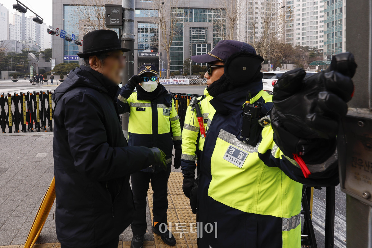 ▲20일 서울 마포구 서울서부지방법원 앞에서 경찰들이 시민들의 신분확인을 하고 있다. 한편 윤석열 대통령의 구속영장 발부 직후 지지자들의 집단 난입과 불법폭력사태로 아수라장이 된 서부지법은 이날부터 정상운영에 들어간다. 다만 차량 운행은 불가능하고, 법원 출입 시 신분확인이 필요하다. 조현호 기자 hyunho@