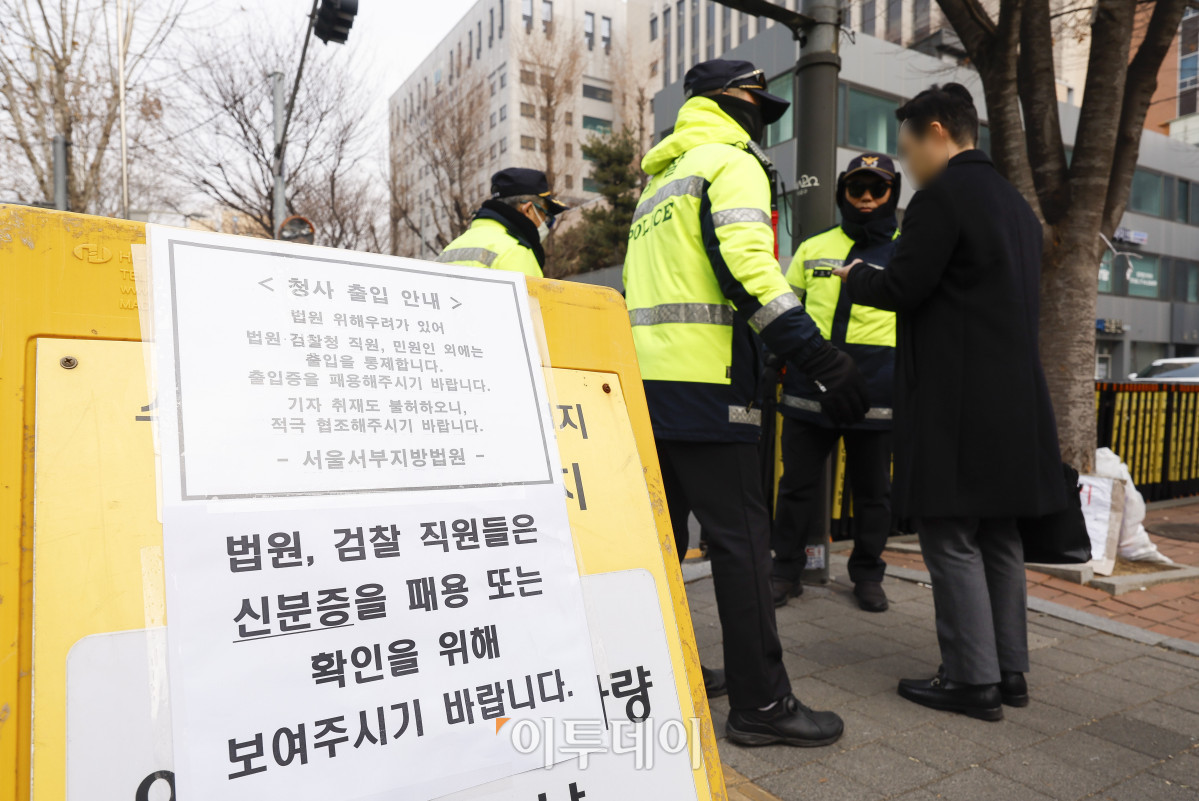 ▲20일 서울 마포구 서울서부지방법원 앞에서 경찰들이 시민들의 신분확인을 하고 있다. 한편 윤석열 대통령의 구속영장 발부 직후 지지자들의 집단 난입과 불법폭력사태로 아수라장이 된 서부지법은 이날부터 정상운영에 들어간다. 다만 차량 운행은 불가능하고, 법원 출입 시 신분확인이 필요하다. 조현호 기자 hyunho@