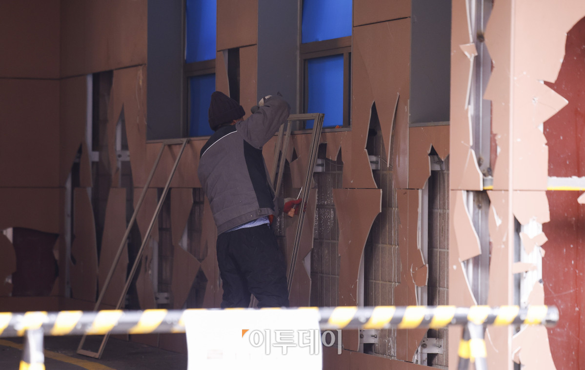 ▲20일 서울 마포구 서울서부지방법원에서 윤석열 대통령 지지자들의 불법폭력사태로 파손된 외벽을 작업자들이 복구하고 있다. 한편 윤석열 대통령의 구속영장 발부 직후 지지자들의 집단 난입과 불법폭력사태로 아수라장이 된 서부지법은 이날부터 정상운영에 들어간다. 다만 차량 운행은 불가능하고, 법원 출입 시 신분확인이 필요하다. 조현호 기자 hyunho@
