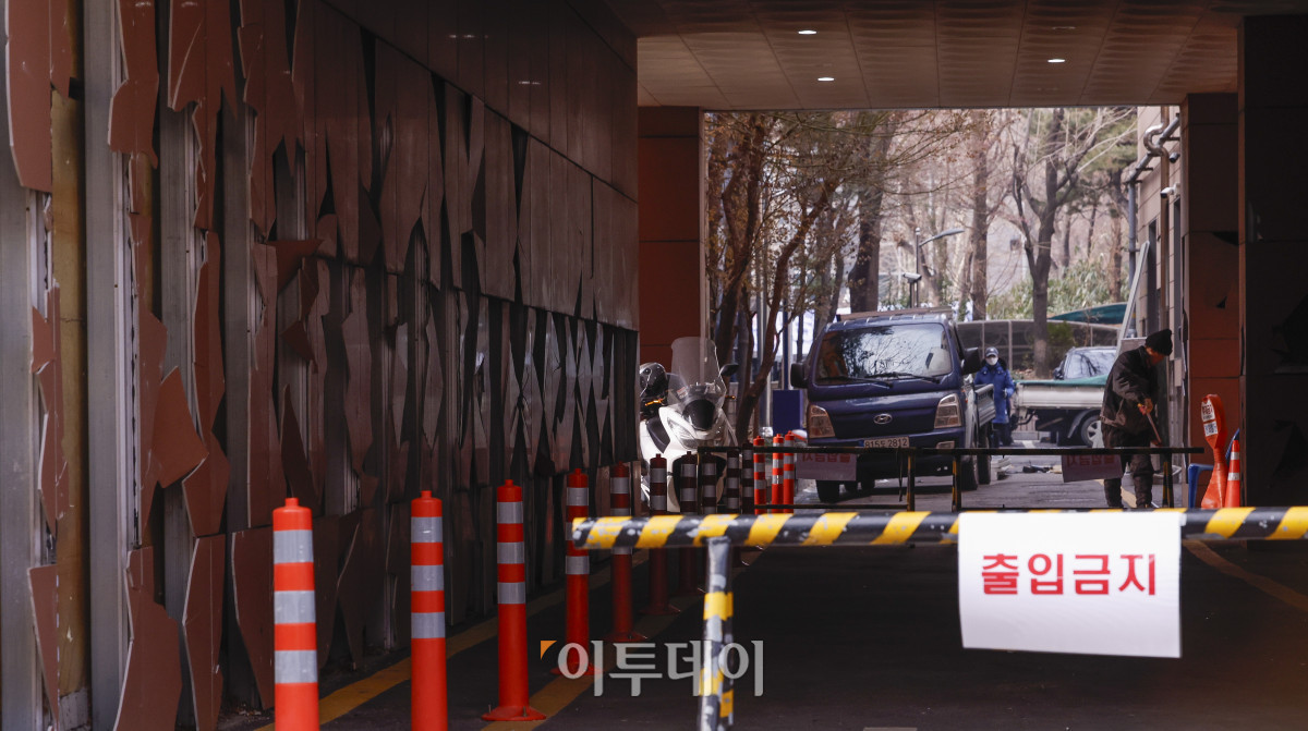 ▲20일 서울 마포구 서울서부지방법원에서 윤석열 대통령 지지자들의 불법폭력사태로 파손된 외벽을 작업자들이 복구하고 있다. 한편 윤석열 대통령의 구속영장 발부 직후 지지자들의 집단 난입과 불법폭력사태로 아수라장이 된 서부지법은 이날부터 정상운영에 들어간다. 다만 차량 운행은 불가능하고, 법원 출입 시 신분확인이 필요하다. 조현호 기자 hyunho@