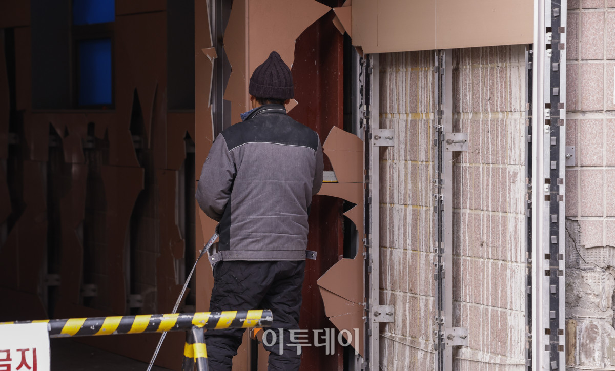 ▲20일 서울 마포구 서울서부지방법원에서 윤석열 대통령 지지자들의 불법폭력사태로 파손된 외벽을 작업자들이 복구하고 있다. 한편 윤석열 대통령의 구속영장 발부 직후 지지자들의 집단 난입과 불법폭력사태로 아수라장이 된 서부지법은 이날부터 정상운영에 들어간다. 다만 차량 운행은 불가능하고, 법원 출입 시 신분확인이 필요하다. 조현호 기자 hyunho@