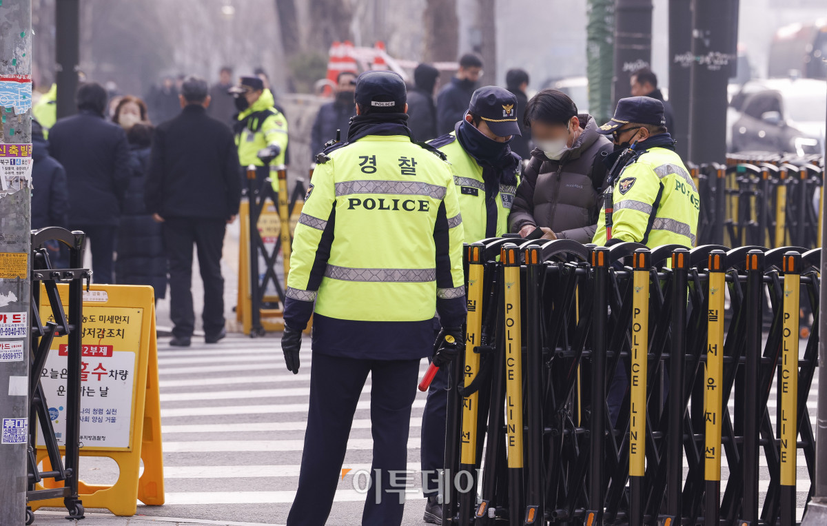 ▲20일 서울 마포구 서울서부지방법원 앞에서 경찰들이 시민들의 신분확인을 하고 있다. 한편 윤석열 대통령의 구속영장 발부 직후 지지자들의 집단 난입과 불법폭력사태로 아수라장이 된 서부지법은 이날부터 정상운영에 들어간다. 다만 차량 운행은 불가능하고, 법원 출입 시 신분확인이 필요하다. 조현호 기자 hyunho@