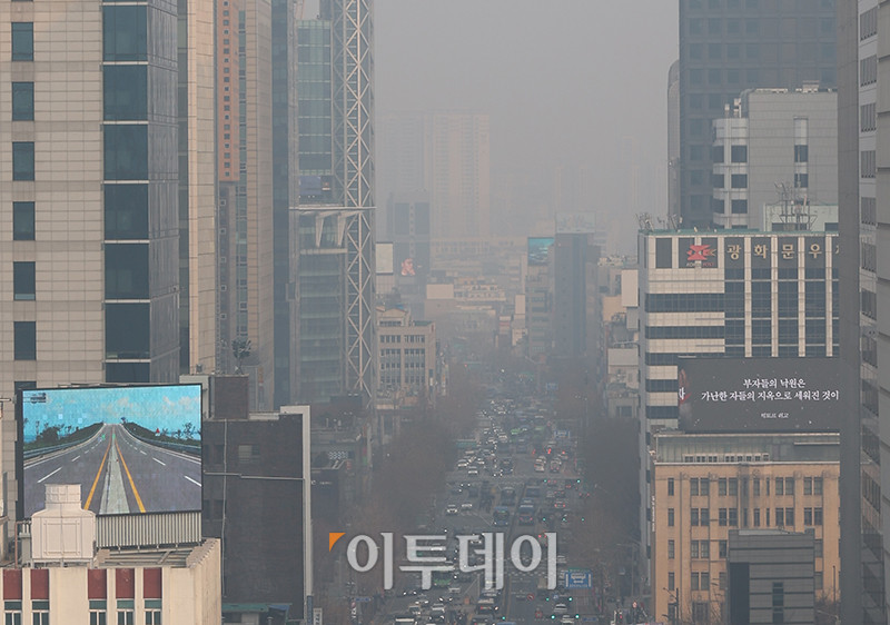 ▲올겨울 서울에 초미세먼지주의보가 첫 발령된 20일 서울 종로구 도심이 뿌옇게 흐리다. 초미세먼지주의보는 초미세먼지 1시간 평균 농도가 75㎍/㎥ 이상인 상황이 2시간 지속하면 발령된다. 서울과 경기는 초미세먼지 농도가 '매우 나쁨' 수준으로 대기가 정체하며 21일에도 미세먼지가 빠져나가지 못할 전망이다. 고이란 기자 photoeran@
