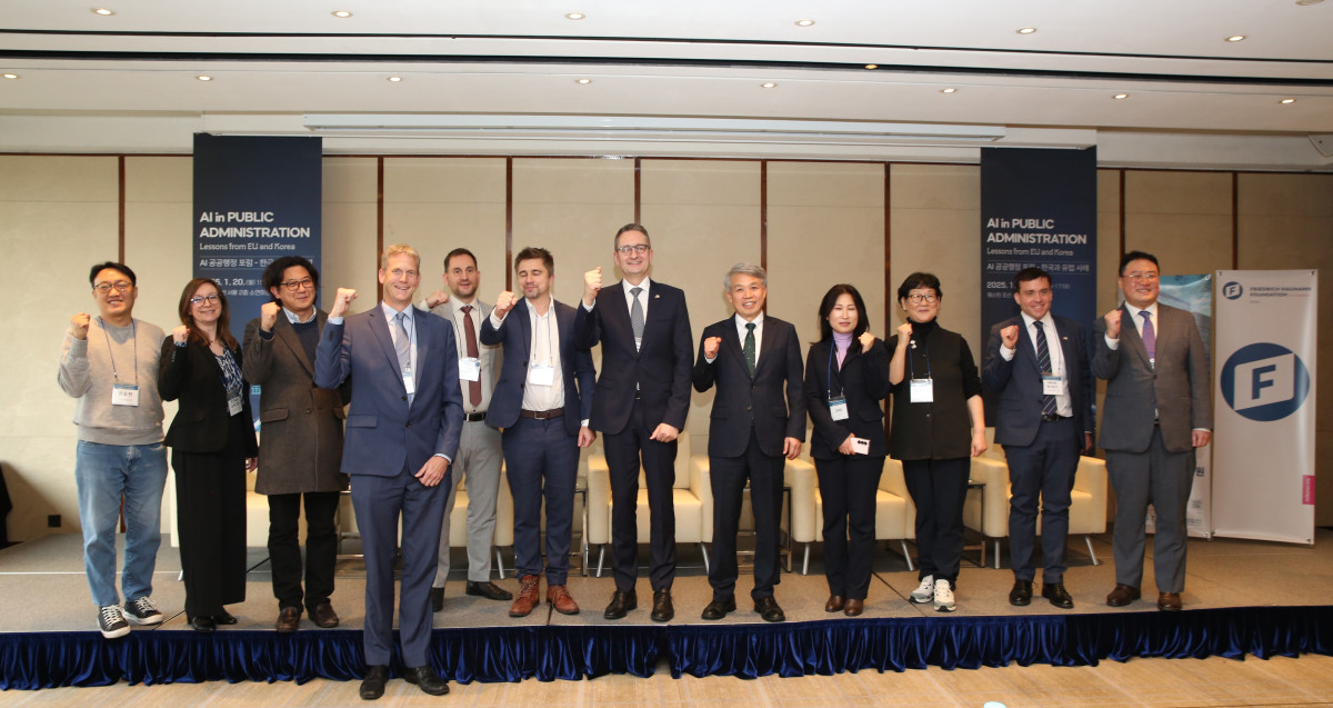 ▲웨스틴조선 서울에서 열린 ‘AI공공행정 포럼’에서 (오른쪽부터 5번째)한국지역정보개발원 김석진 부원장과 (오른쪽부터 6번째)독일 연방 디지털교통부 슈테판 슈노어 차관을 비롯한 주요내빈이 기념촬영을 하고 있다. (한국지역정보개발원)
