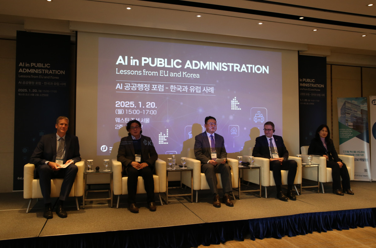 ▲웨스틴조선 서울에서 열린 ‘AI공공행정 포럼’에서 (가운데)카이스트 최재식 교수를 좌장으로, (오른쪽에서 2번째)독일 연방 디지털교통부 슈테판 슈노어 차관 및 주요 내빈들이 토론을 진행하고 있다. (한국지역정보개발원)