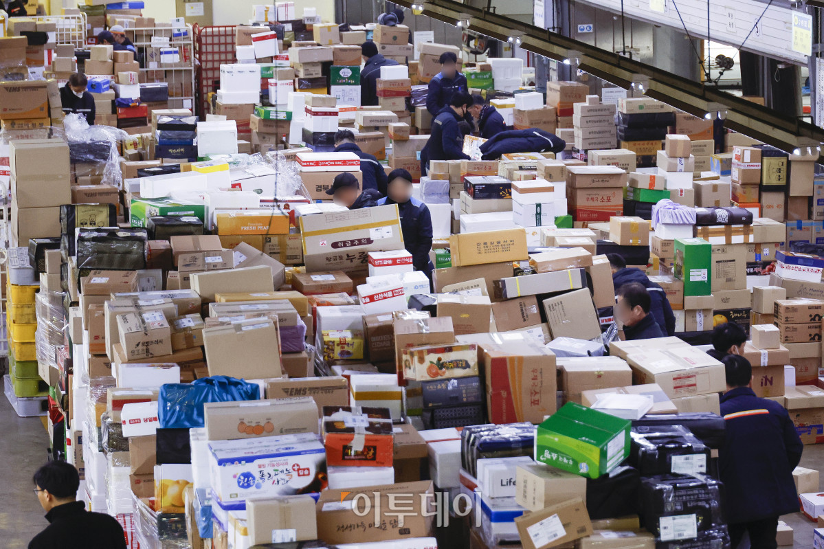 ▲설 연휴를 앞둔 21일 서울 광진구 동서울우편물류센터에서 관계자들이 택배 분류 작업을 하고 있다. 우정사업본부는 설 택배 우편물이 약 2026만 개가 접수 될 것으로 예상하며 13일부터 내달 4일까지 23일간을 '2025년 설 명절 우편물 특별소통기간'으로 정하고 우편물의 안전하고 신속한 배달을 위해 비상근무 체계에 돌입한다. 조현호 기자 hyunho@