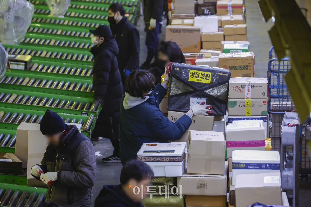 ▲설 연휴를 앞둔 21일 서울 광진구 동서울우편물류센터에서 관계자들이 택배 분류 작업을 하고 있다. 우정사업본부는 설 택배 우편물이 약 2026만 개가 접수 될 것으로 예상하며 13일부터 내달 4일까지 23일간을 '2025년 설 명절 우편물 특별소통기간'으로 정하고 우편물의 안전하고 신속한 배달을 위해 비상근무 체계에 돌입한다. 조현호 기자 hyunho@
