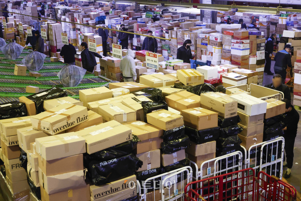 ▲설 연휴를 앞둔 21일 서울 광진구 동서울우편물류센터에서 관계자들이 택배 분류 작업을 하고 있다. 우정사업본부는 설 택배 우편물이 약 2026만 개가 접수 될 것으로 예상하며 13일부터 내달 4일까지 23일간을 '2025년 설 명절 우편물 특별소통기간'으로 정하고 우편물의 안전하고 신속한 배달을 위해 비상근무 체계에 돌입한다. 조현호 기자 hyunho@