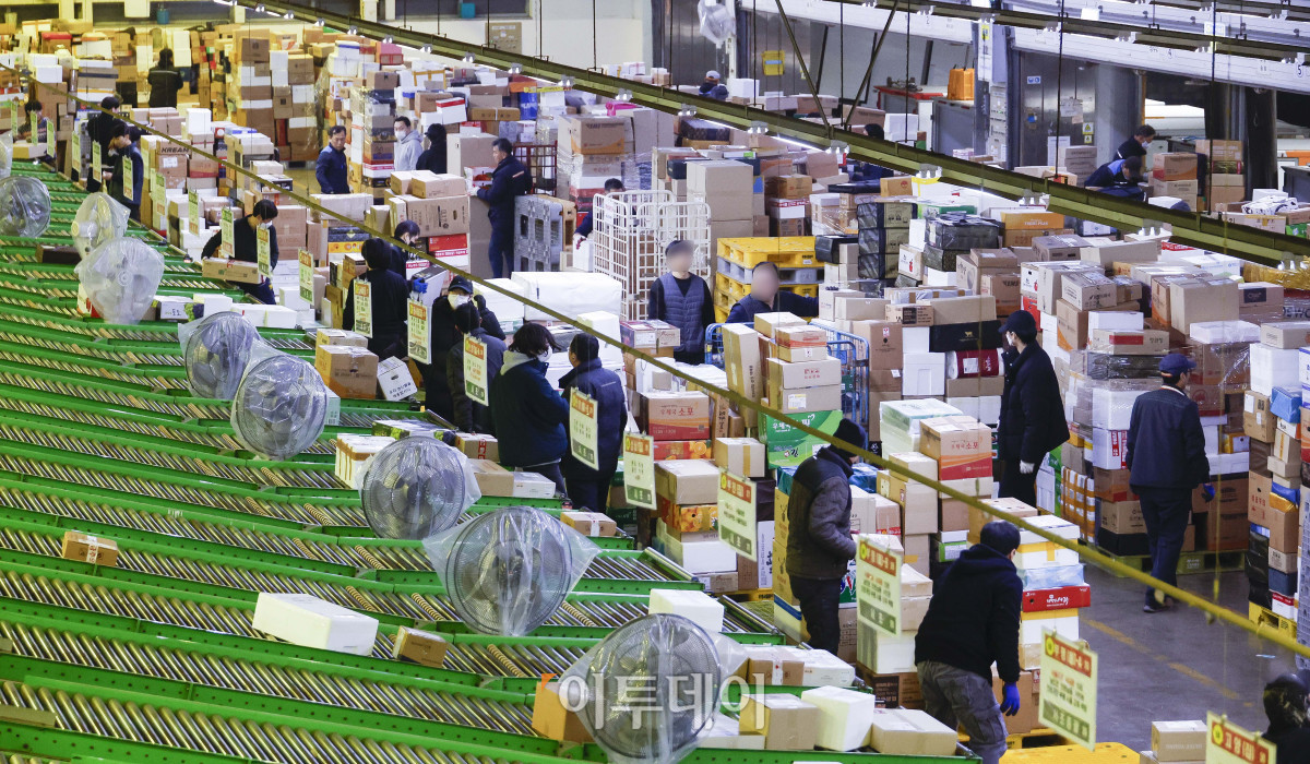 ▲설 연휴를 앞둔 21일 서울 광진구 동서울우편물류센터에서 관계자들이 택배 분류 작업을 하고 있다. 우정사업본부는 설 택배 우편물이 약 2026만 개가 접수 될 것으로 예상하며 13일부터 내달 4일까지 23일간을 '2025년 설 명절 우편물 특별소통기간'으로 정하고 우편물의 안전하고 신속한 배달을 위해 비상근무 체계에 돌입한다. 조현호 기자 hyunho@
