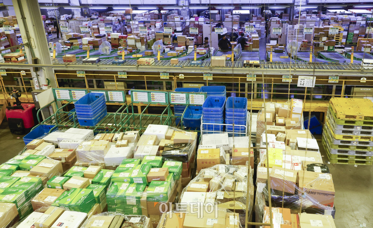 ▲설 연휴를 앞둔 21일 서울 광진구 동서울우편물류센터에서 관계자들이 택배 분류 작업을 하고 있다. 우정사업본부는 설 택배 우편물이 약 2026만 개가 접수 될 것으로 예상하며 13일부터 내달 4일까지 23일간을 '2025년 설 명절 우편물 특별소통기간'으로 정하고 우편물의 안전하고 신속한 배달을 위해 비상근무 체계에 돌입한다. 조현호 기자 hyunho@