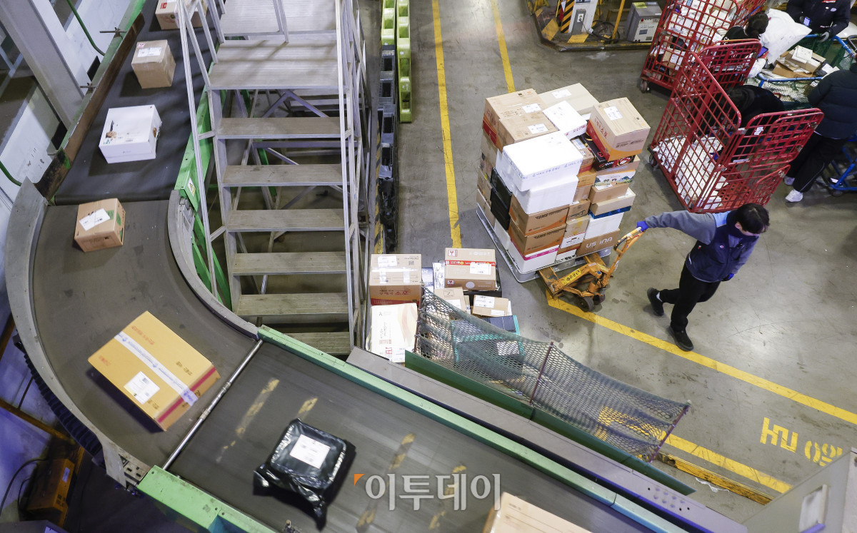 ▲설 연휴를 앞둔 21일 서울 광진구 동서울우편물류센터에서 관계자들이 택배 분류 작업을 하고 있다. 우정사업본부는 설 택배 우편물이 약 2026만 개가 접수 될 것으로 예상하며 13일부터 내달 4일까지 23일간을 '2025년 설 명절 우편물 특별소통기간'으로 정하고 우편물의 안전하고 신속한 배달을 위해 비상근무 체계에 돌입한다. 조현호 기자 hyunho@