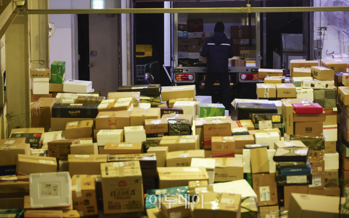 ▲설 연휴를 앞둔 21일 서울 광진구 동서울우편물류센터에서 관계자들이 택배 분류 작업을 하고 있다. 우정사업본부는 설 택배 우편물이 약 2026만 개가 접수 될 것으로 예상하며 13일부터 내달 4일까지 23일간을 '2025년 설 명절 우편물 특별소통기간'으로 정하고 우편물의 안전하고 신속한 배달을 위해 비상근무 체계에 돌입한다. 조현호 기자 hyunho@