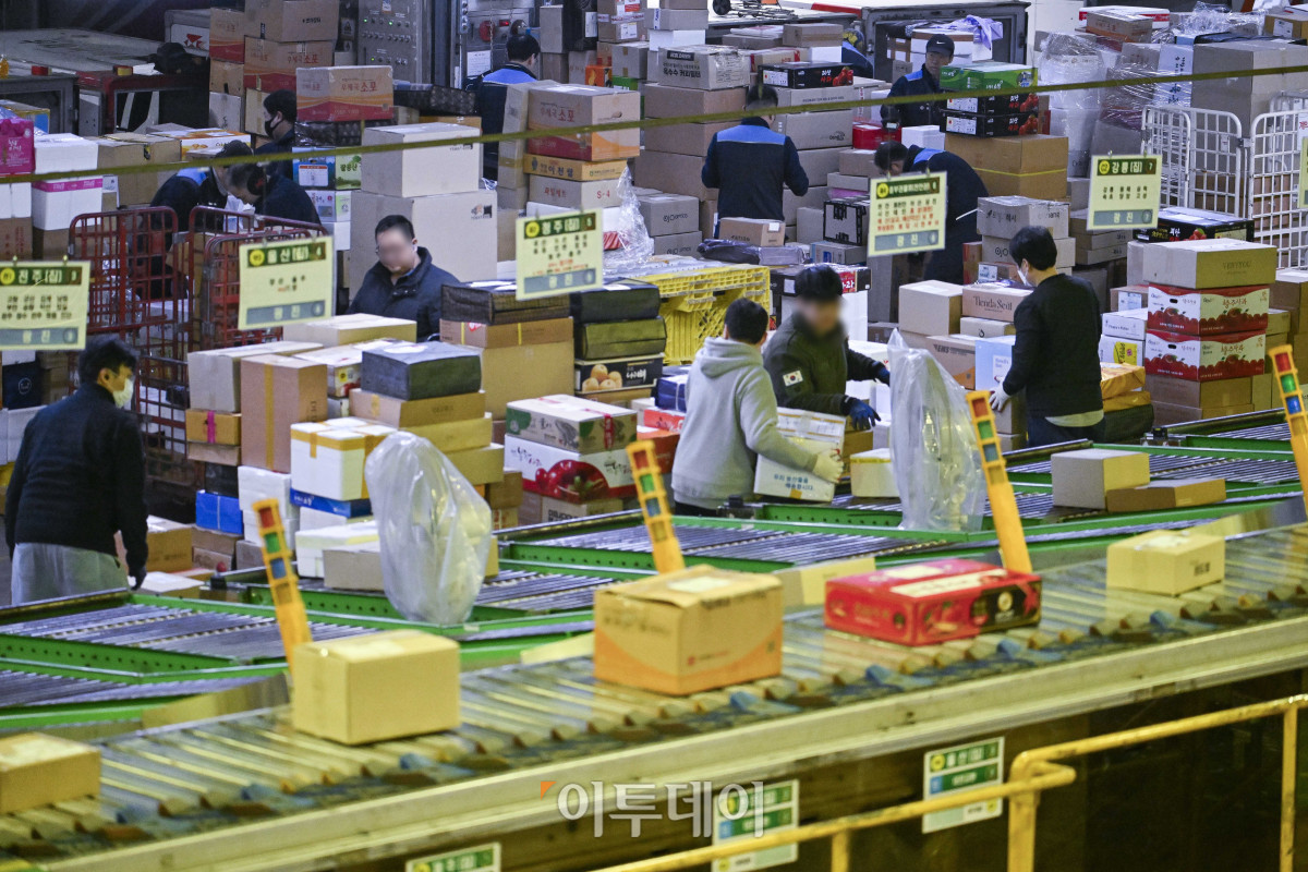 ▲설 연휴를 앞둔 21일 서울 광진구 동서울우편물류센터에서 관계자들이 택배 분류 작업을 하고 있다. 우정사업본부는 설 택배 우편물이 약 2026만 개가 접수 될 것으로 예상하며 13일부터 내달 4일까지 23일간을 '2025년 설 명절 우편물 특별소통기간'으로 정하고 우편물의 안전하고 신속한 배달을 위해 비상근무 체계에 돌입한다. 조현호 기자 hyunho@