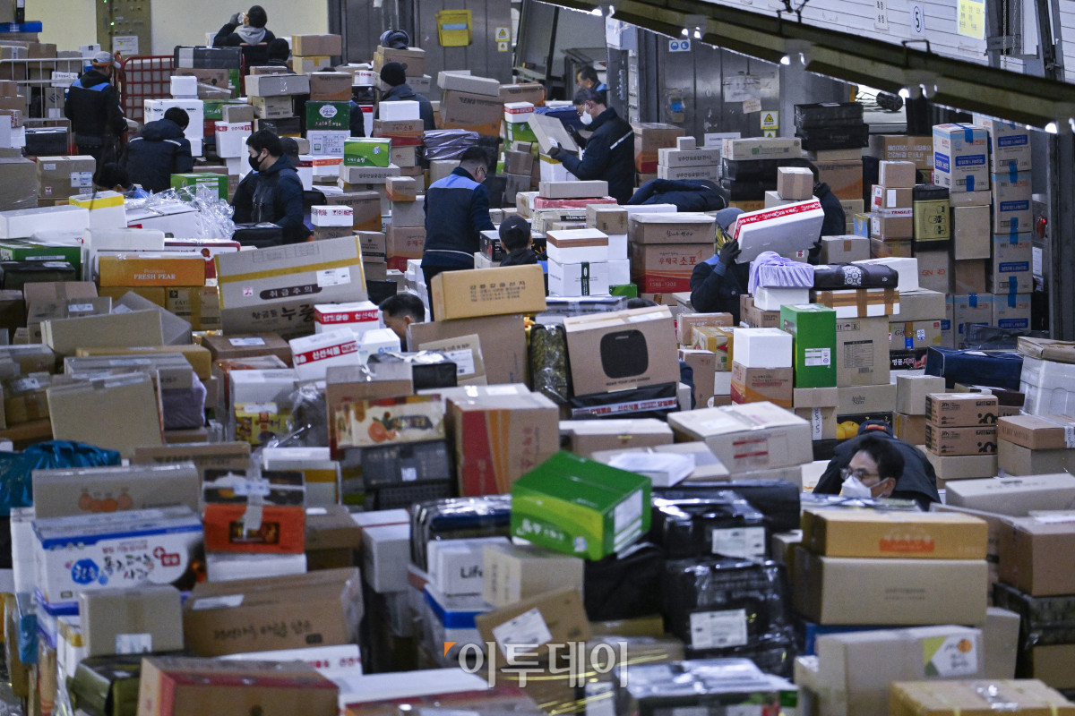 ▲설 연휴를 앞둔 21일 서울 광진구 동서울우편물류센터에서 관계자들이 택배 분류 작업을 하고 있다. 우정사업본부는 설 택배 우편물이 약 2026만 개가 접수 될 것으로 예상하며 13일부터 내달 4일까지 23일간을 '2025년 설 명절 우편물 특별소통기간'으로 정하고 우편물의 안전하고 신속한 배달을 위해 비상근무 체계에 돌입한다. 조현호 기자 hyunho@