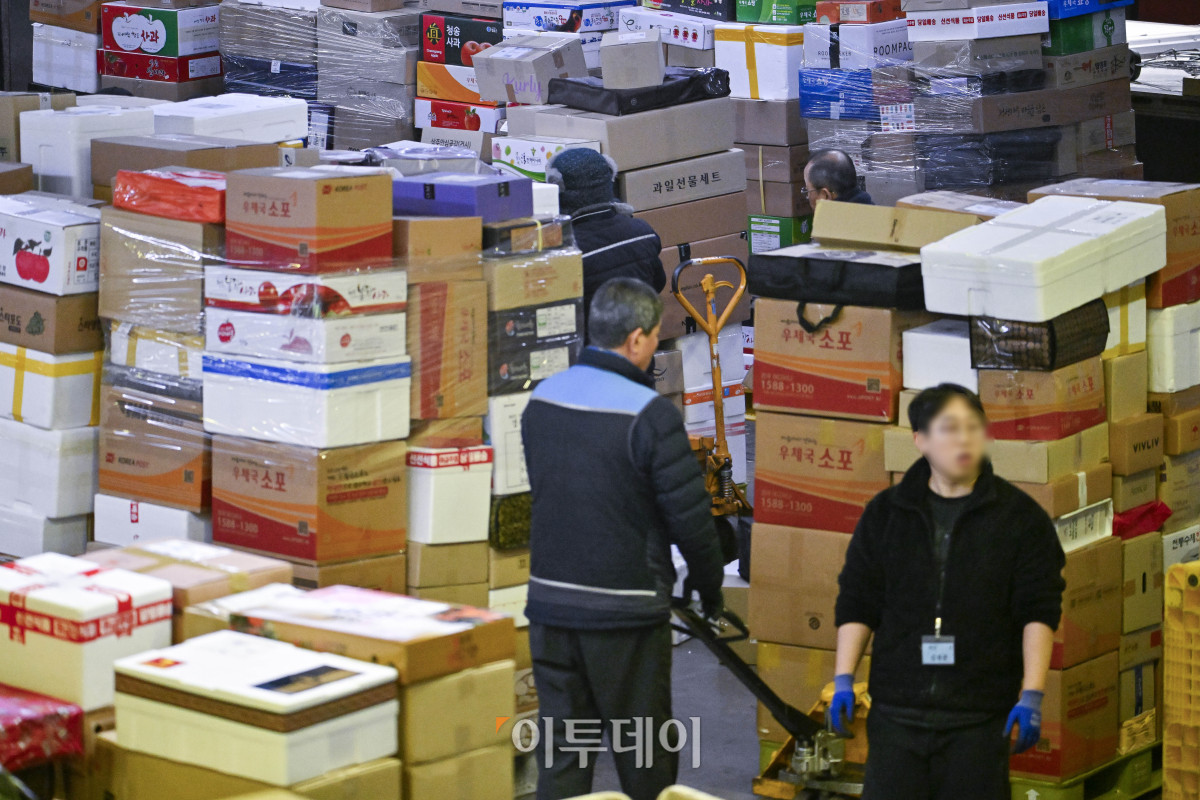 ▲설 연휴를 앞둔 21일 서울 광진구 동서울우편물류센터에서 관계자들이 택배 분류 작업을 하고 있다. 우정사업본부는 설 택배 우편물이 약 2026만 개가 접수 될 것으로 예상하며 13일부터 내달 4일까지 23일간을 '2025년 설 명절 우편물 특별소통기간'으로 정하고 우편물의 안전하고 신속한 배달을 위해 비상근무 체계에 돌입한다. 조현호 기자 hyunho@