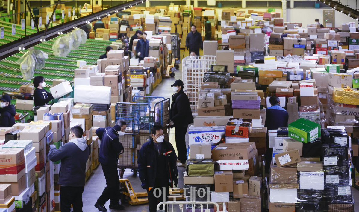 ▲설 연휴를 앞둔 21일 서울 광진구 동서울우편물류센터에서 관계자들이 택배 분류 작업을 하고 있다. 우정사업본부는 설 택배 우편물이 약 2026만 개가 접수 될 것으로 예상하며 13일부터 내달 4일까지 23일간을 '2025년 설 명절 우편물 특별소통기간'으로 정하고 우편물의 안전하고 신속한 배달을 위해 비상근무 체계에 돌입한다. 조현호 기자 hyunho@