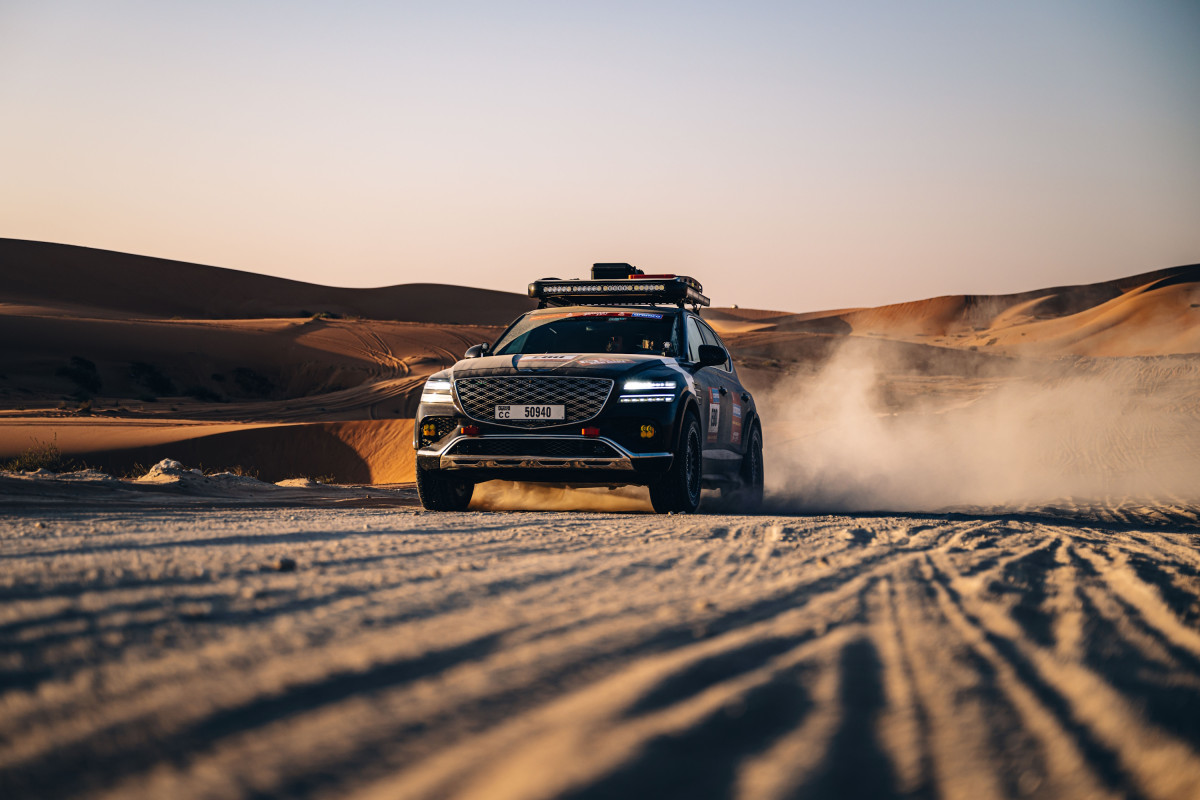 ▲재키 익스가 사막에서 주행 중인 GV80 데저트 에디션의 모습. (자료제공=제네시스)