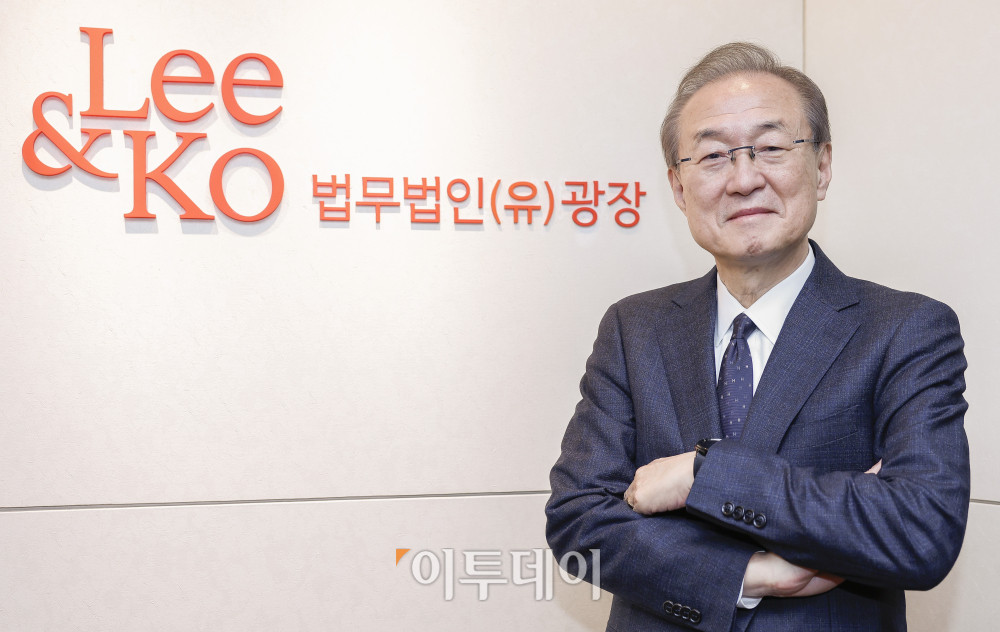 ▲박태호 법무법인 광장 국제통상연구원장이 9일 서울 중구 법무버빈 광장에서 이투데이와 인터뷰에 앞서 포즈를 취하고 있다. 조현호 기자 hyunho@