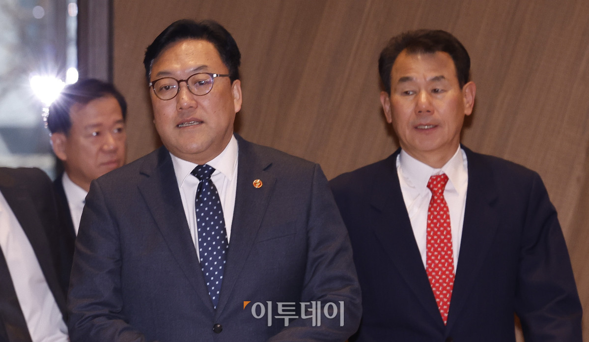 ▲김병환(가운데) 금융위원장과 정은보(오른쪽) 한국거래소 이사장, 서유석 금융투자협회장이 21일 서울 영등포구 KRX 한국거래소 서울사무소에서 열린 지속적인 자본시장 밸류업을 위한 IPO·상장폐지 제도개선 공동세미나에 참석하고 있다. 조현호 기자 hyunho@