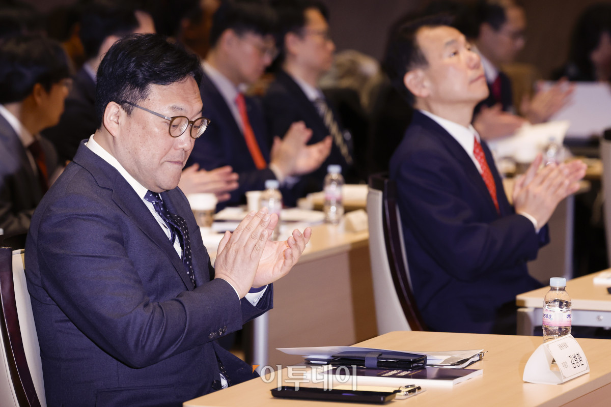 ▲김병환(왼쪽) 금융위원장과 정은보 한국거래소 이사장이 21일 서울 영등포구 KRX 한국거래소 서울사무소에서 열린 지속적인 자본시장 밸류업을 위한 IPO·상장폐지 제도개선 공동세미나에서 박수를 치고 있다. 조현호 기자 hyunho@