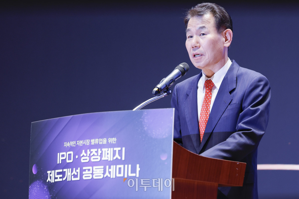 ▲정은보 한국거래소 이사장이 21일 서울 영등포구 KRX 한국거래소 서울사무소에서 열린 지속적인 자본시장 밸류업을 위한 IPO·상장폐지 제도개선 공동세미나에서 축사를 하고 있다. 조현호 기자 hyunho@