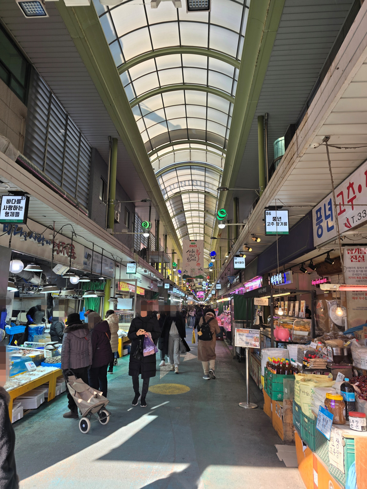 ▲17일 오후 설을 앞둔 서울 마포구 망원시장이 비교적 한산한 모습을 보이고 있다. 정수천 기자 int1000@