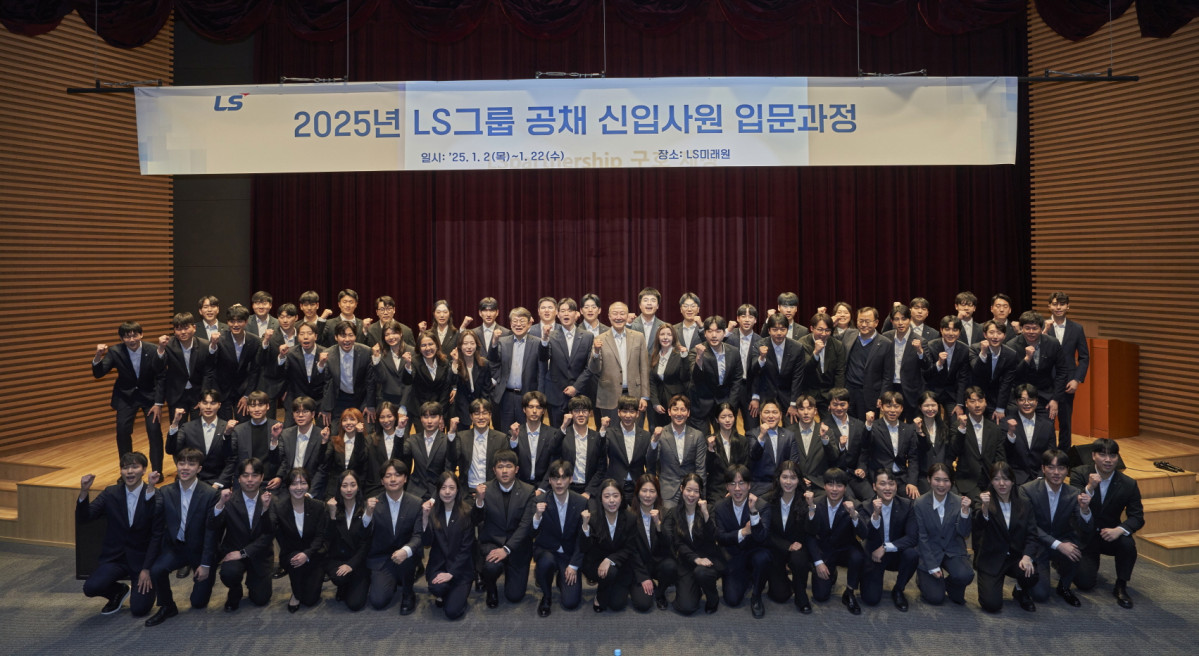 ▲구자은 LS그룹 회장(위 가운데)이 20일, LS미래원에서 2025년 LS 공채 신입사원들과 기념촬영을 하고 있다. (사진제공=LS그룹)