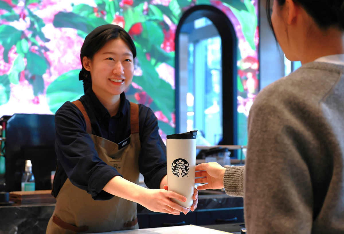 ▲스타벅스 이용자가 개인컵을 통해 음료를 이용하고 있다.  (사진제공=스타벅스)