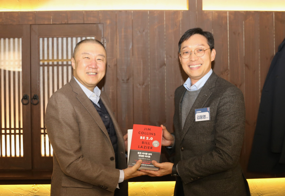 ▲구자은 LS그룹 회장(왼쪽)이 올해 신임 임원으로 승진한 김동영 LS일렉트릭 이사에게 도서 2권을 전달하고 있다 (사진제공=LS그룹)