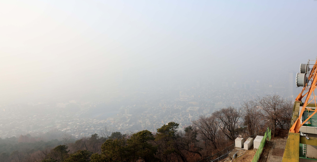 ▲수도권에 미세먼지 비상저감조치가 시행된 21일 서울 남산에서 바라본 도심이 뿌옇다. 신태현 기자 holjjak@