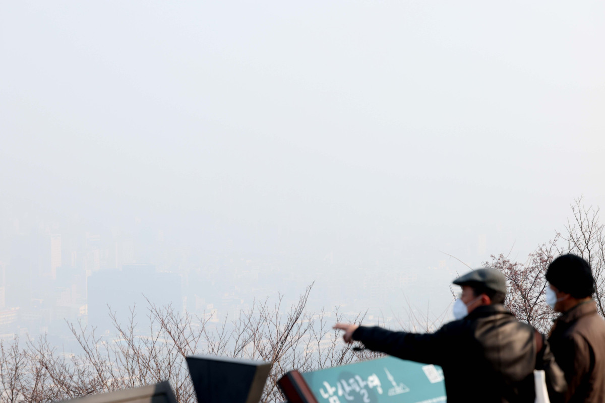 ▲수도권에 미세먼지 비상저감조치가 시행된 21일 서울 남산에서 바라본 도심이 뿌옇다. 신태현 기자 holjjak@