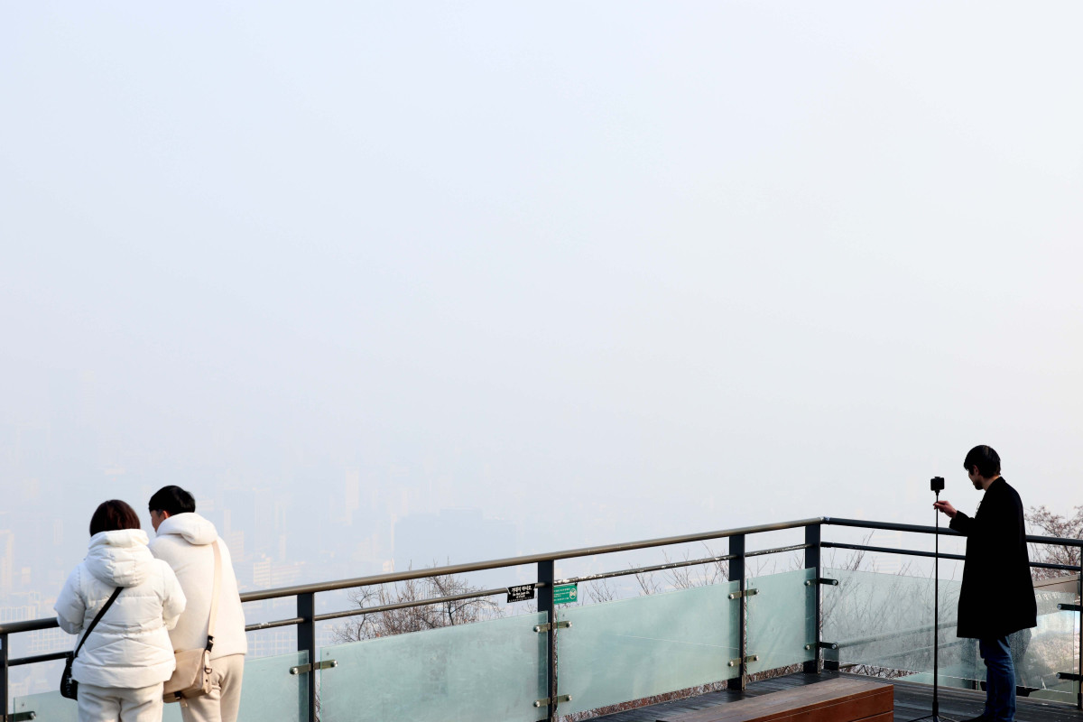 ▲수도권에 미세먼지 비상저감조치가 시행된 21일 서울 남산에서 바라본 도심이 뿌옇다. 신태현 기자 holjjak@