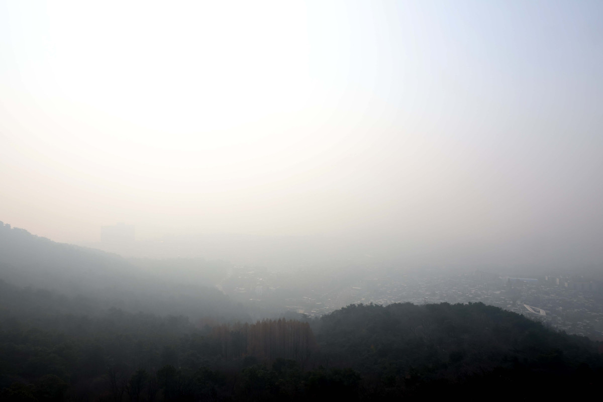 ▲수도권에 미세먼지 비상저감조치가 시행된 21일 서울 남산에서 바라본 도심이 뿌옇다. 신태현 기자 holjjak@
