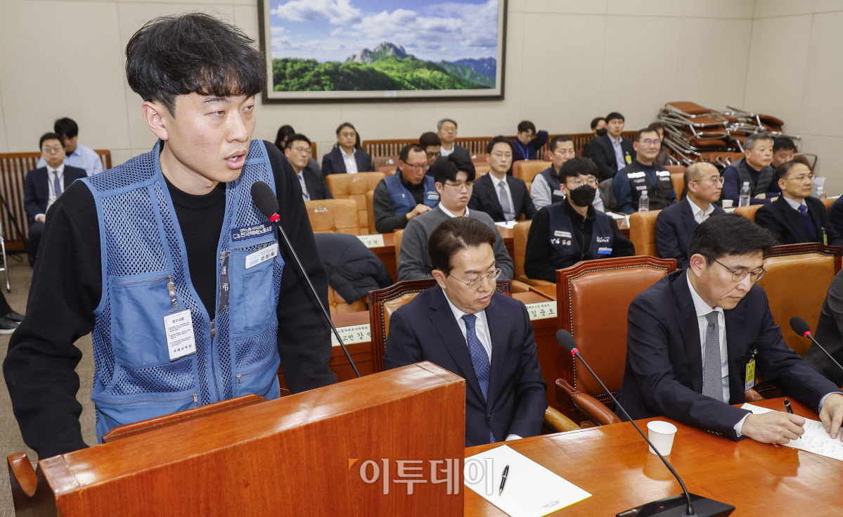 ▲강민욱 택배노동자과로사대책위 집행위원장이 21일 서울 여의도 국회에서 열린 쿠팡 택배노동자 심야노동 등 근로조건 개선 및 대유위니아그룹 임금체불 관련 청문회에서 발언하고 있다. 조현호 기자 hyunho@