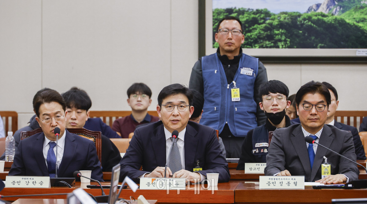 ▲홍용준 쿠팡로지스틱스 대표가 21일 서울 여의도 국회에서 열린 쿠팡 택배노동자 심야노동 등 근로조건 개선 및 대유위니아그룹 임금체불 관련 청문회에서 의원들의 질의에 답하고 있다. 조현호 기자 hyunho@