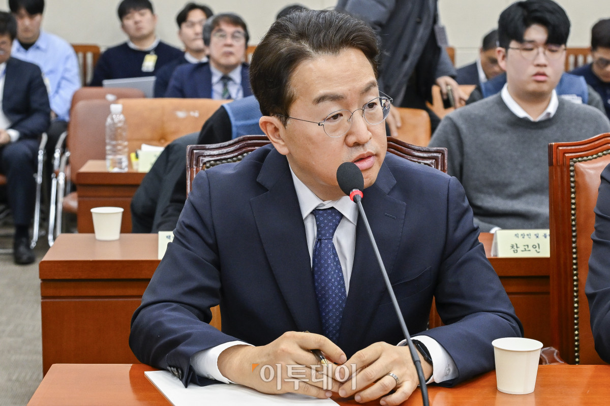 ▲강한승 쿠팡 대표가 21일 서울 여의도 국회에서 열린 쿠팡 택배노동자 심야노동 등 근로조건 개선 및 대유위니아그룹 임금체불 관련 청문회에서 의원들의 질의에 답하고 있다. 조현호 기자 hyunho@