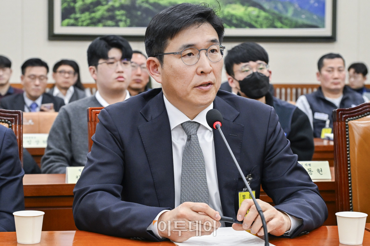 ▲홍용준 쿠팡로지스틱스 대표가 21일 서울 여의도 국회에서 열린 쿠팡 택배노동자 심야노동 등 근로조건 개선 및 대유위니아그룹 임금체불 관련 청문회에서 의원들의 질의에 답하고 있다. 조현호 기자 hyunho@