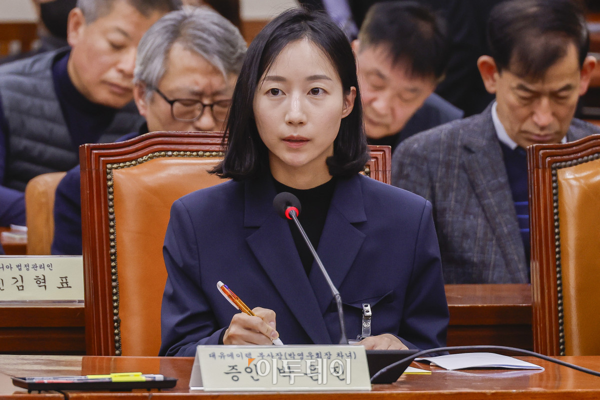 ▲박은진 대유에이텍 부사장이 21일 서울 여의도 국회에서 열린 쿠팡 택배노동자 심야노동 등 근로조건 개선 및 대유위니아그룹 임금체불 관련 청문회에서 의원들의 질의에 답하고 있다. 조현호 기자 hyunho@