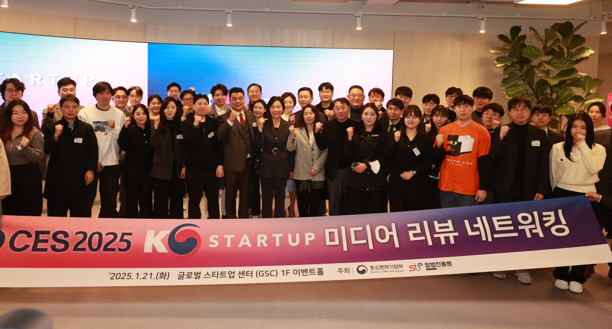 ▲오영주 중소벤처기업부 장관이 21일 서울 강남구 글로벌 스타트업 센터(GSC)에서 열린 'CES 2025 K-스타트업 통합관 참여기업 및 혁신상 수상기업 간담회'에서 참석자들과 기념 촬영을 하고 있다. (사진제공=중소벤처기업부)