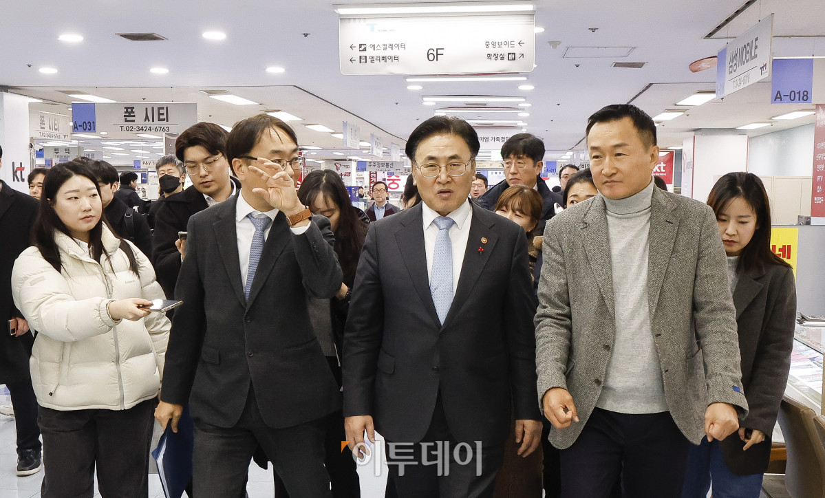 ▲유상임 과학기술정보통신부 장관이 21일 이동통신 단말장치 유통구조 개선에 관한 법률(단통법) 폐지법안 시행을 앞두고 서울 광진구 강변테크노마트 6층 휴대전화 매장을 방문해 현장을 살펴보고 있다. 지난달 26일 국회를 통과한 단통법은 6개월 뒤인 7월 22일부터 시행된다. 조현호 기자 hyunho@