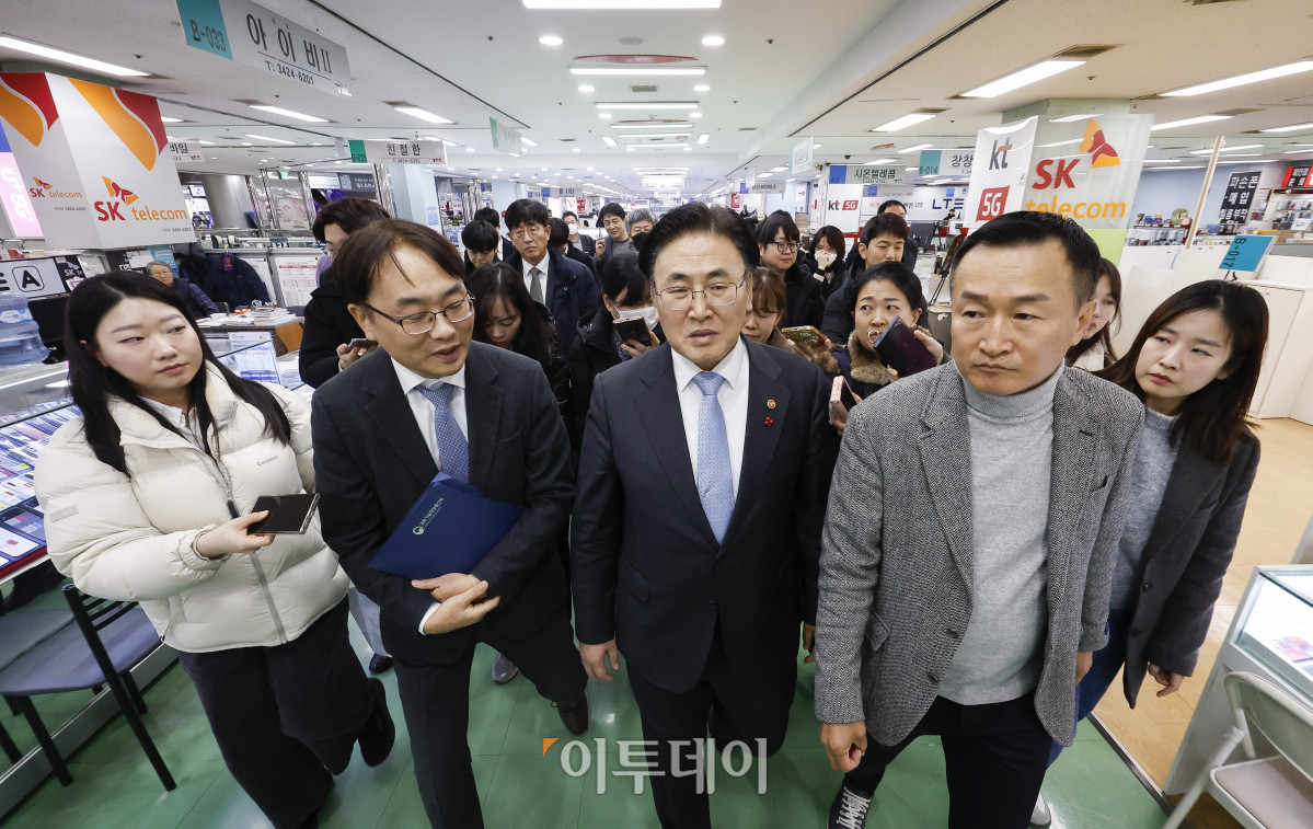 ▲유상임 과학기술정보통신부 장관이 21일 이동통신 단말장치 유통구조 개선에 관한 법률(단통법) 폐지법안 시행을 앞두고 서울 광진구 강변테크노마트 6층 휴대전화 매장을 방문해 현장을 살펴보고 있다. 지난달 26일 국회를 통과한 단통법은 6개월 뒤인 7월 22일부터 시행된다. 조현호 기자 hyunho@